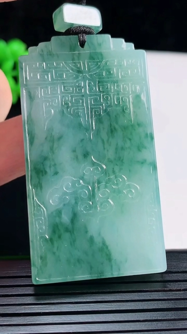 天然A货翡翠种飘花仿古无事牌吊坠，尺寸57.6-31-6重量:37.98g
5月28日