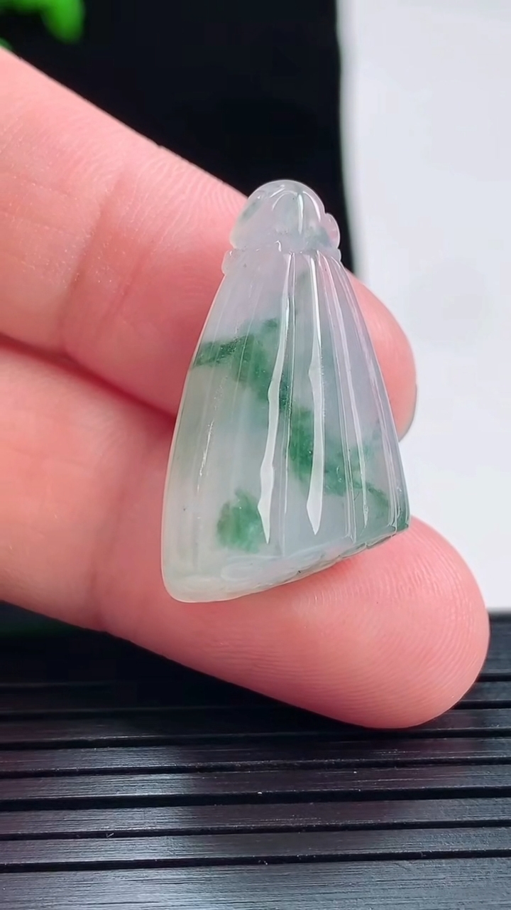 天然A货翡翠飘花莲蓬吊坠，尺寸28-17-10.6重量:6.43g
5月28日
