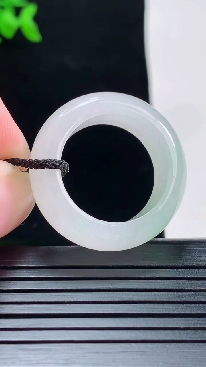 天然A货翡翠玉指环 戒指，尺寸19.5-9.2-4.5重量:9.77g2026年5月28日
工厂直销收藏佳品,种好水足，色泽均匀，有种有色，上手高大气！