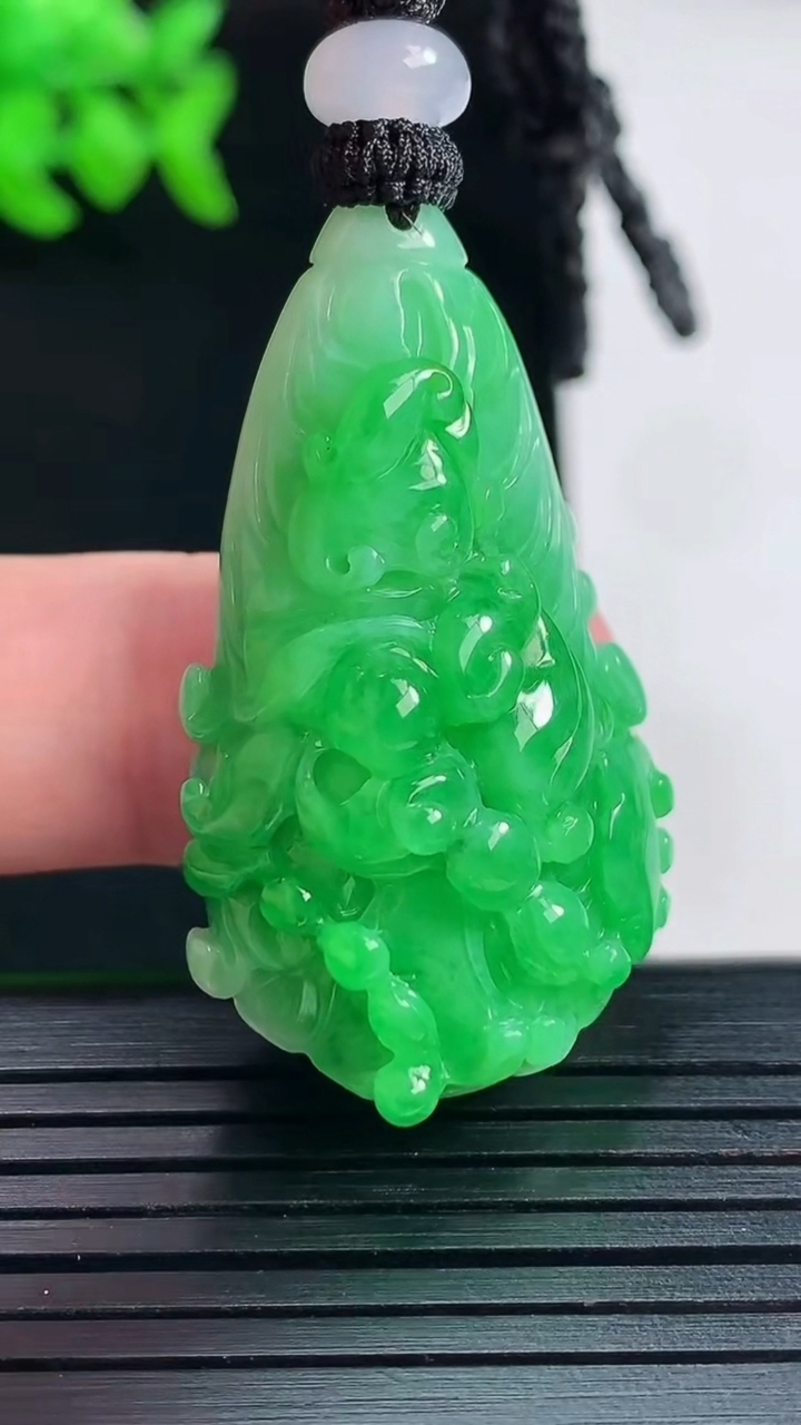 天然A货翡翠白菜吊坠，尺寸36.8-23.6-15.6重量:20.07g
5月28日