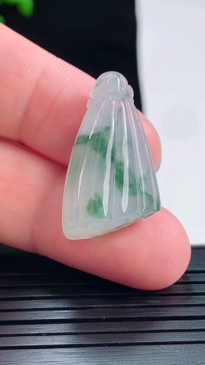 天然A货翡翠飘花莲蓬吊坠，尺寸28-17-10.6重量:6.43g
5月28日