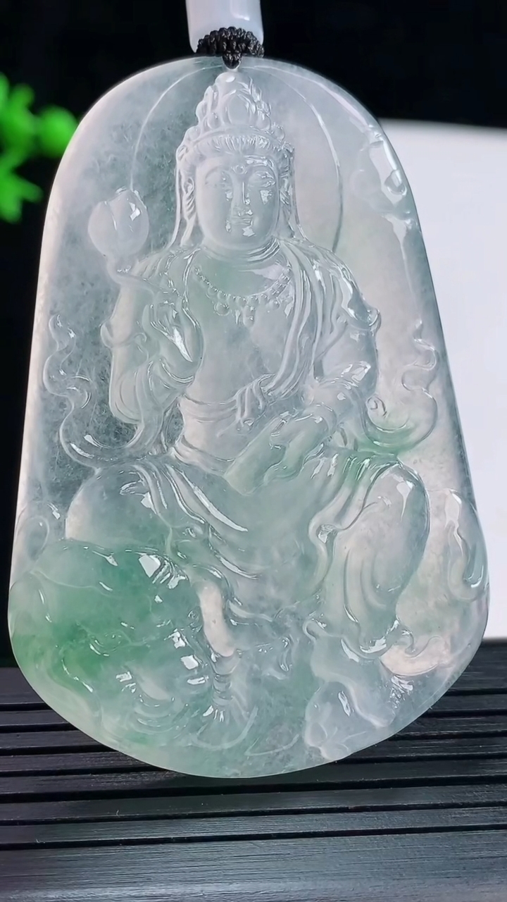 天然A货翡翠普贤菩萨吊坠，尺寸62-42-5.8重量:33.35g
5月28日