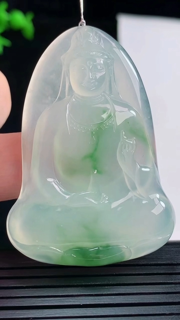 天然A货翡翠素衣观音吊坠，尺寸53-38-5.5重量:19.17g
5月28日