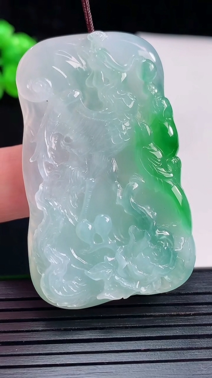 天然A货翡翠凤凰吊坠，尺寸52-32-7.2重量:23.25g
5月28日