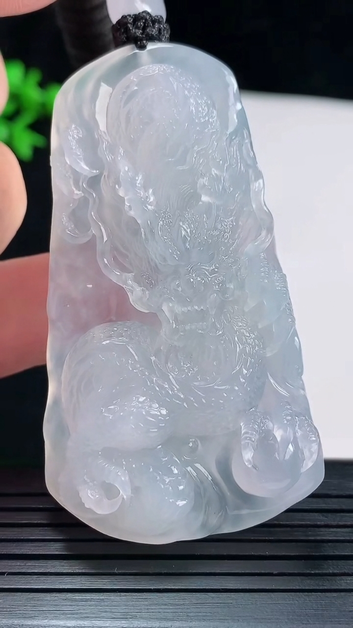 天然A货翡翠种紫罗兰龙牌吊坠，尺寸62-35.6-10重量:45.05g
5月28日