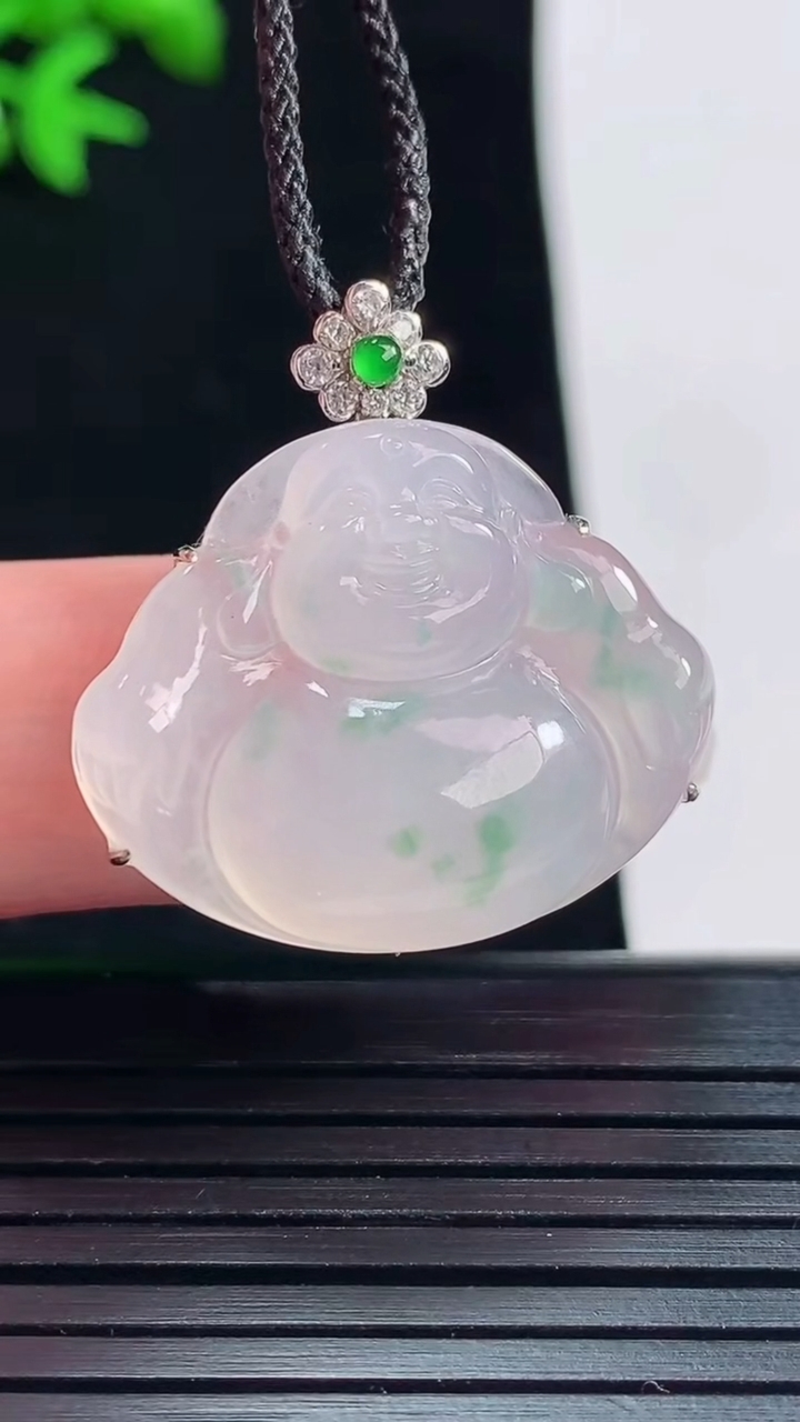 天然A货翡翠种飘花佛公吊坠，尺寸26.8-26-9.5，裸石21-26重量:5.60g
5月28日