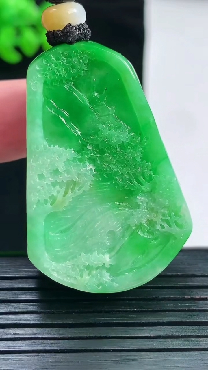 天然A货翡翠山水牌吊坠，尺寸42.5-28.5-13.5重量:32.72g
5月28日
