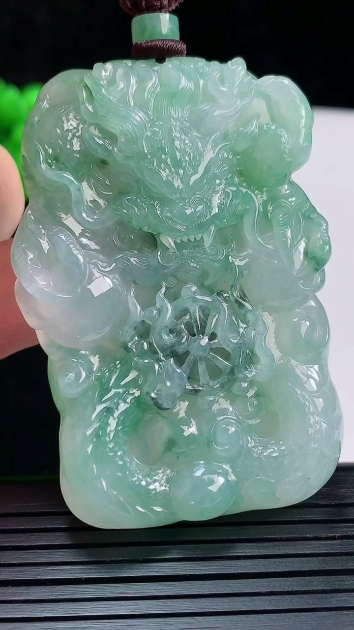 天然A货翡翠龙牌吊坠，尺寸60-42-8.5重量:50.30g
5月28日