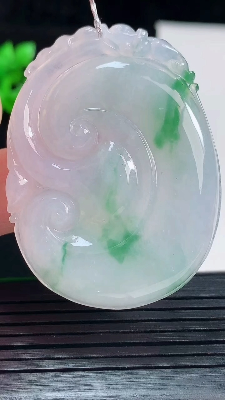 天然A货翡翠飘花如意吊坠，尺寸49-36.5-5.6重量:19.15g
5月28日