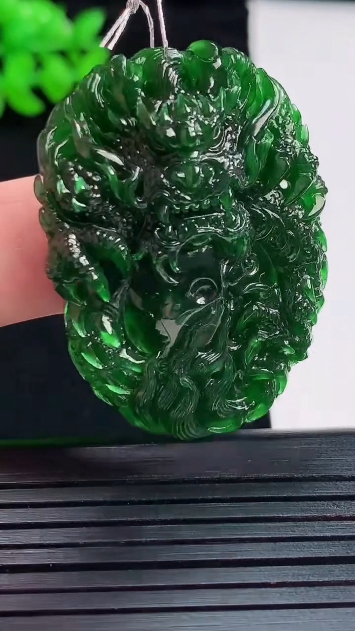 天然A货翡翠龙牌吊坠，尺寸40.6-28-8.8重量:12.91g
5月28日