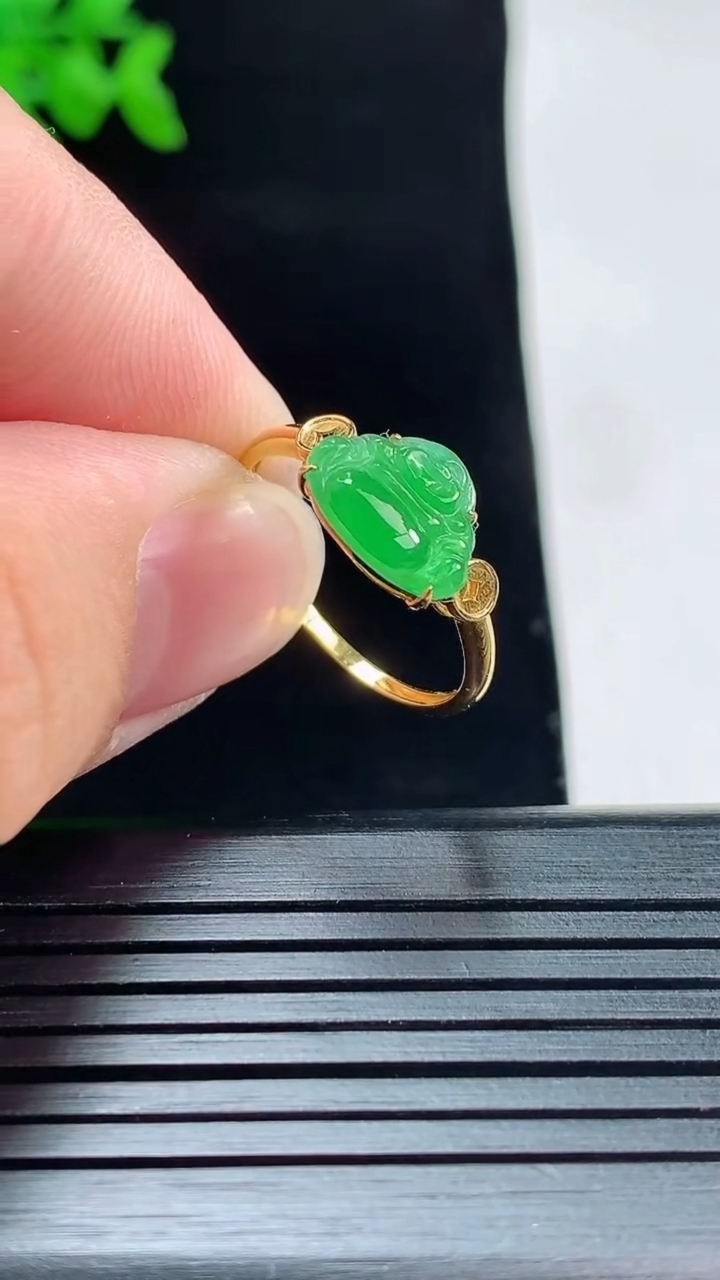 天然A货翡翠佛公戒指，尺寸17-8-10-3.2重量:1.27g2026年5月28日
工厂直销收藏佳品,种好水足，色泽均匀，有种有色，上手高大气！