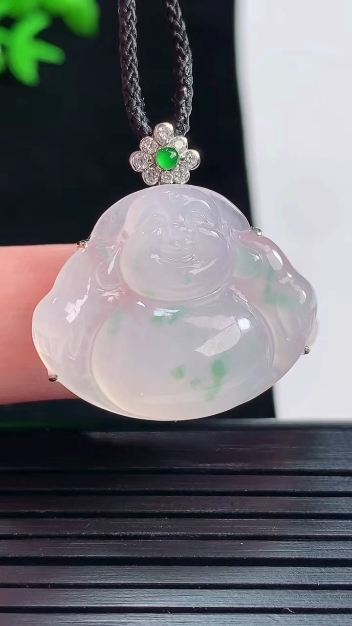 天然A货翡翠种飘花佛公吊坠，尺寸26.8-26-9.5，裸石21-26重量:5.60g
5月28日