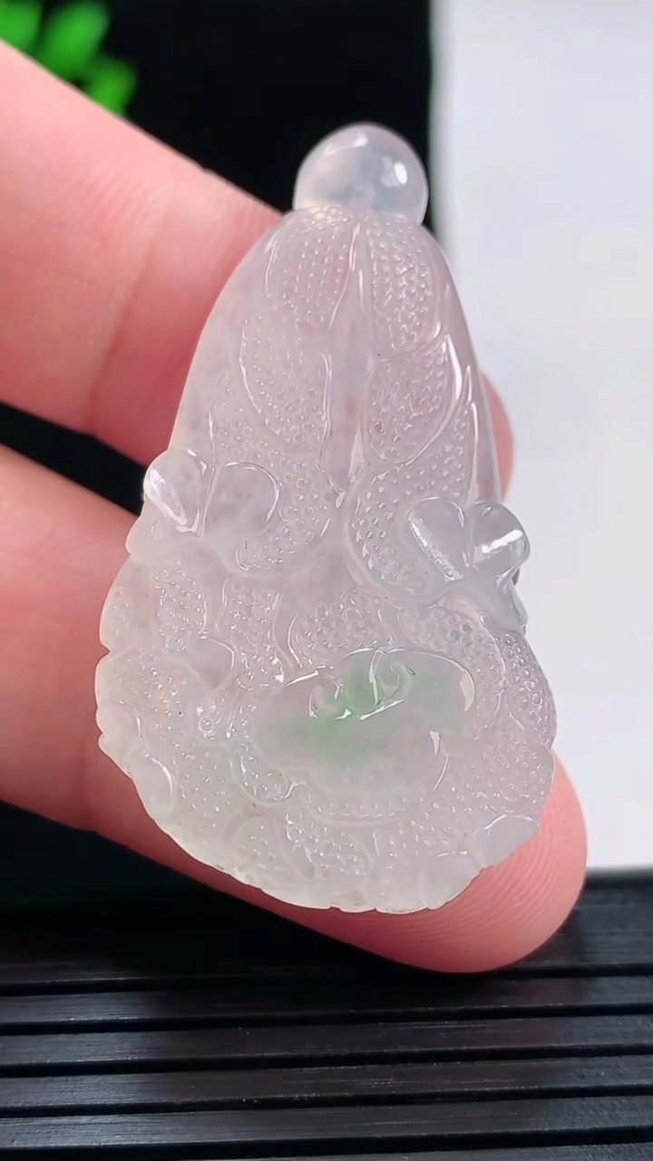 天然A货翡翠白菜吊坠，尺寸44-24-6重量:11.11g
5月28日