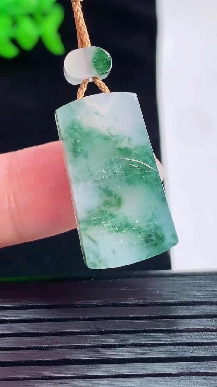 天然A货翡翠冰种飘花仿古无事牌吊坠，尺寸26-14-6重量:7.01g
5月28日