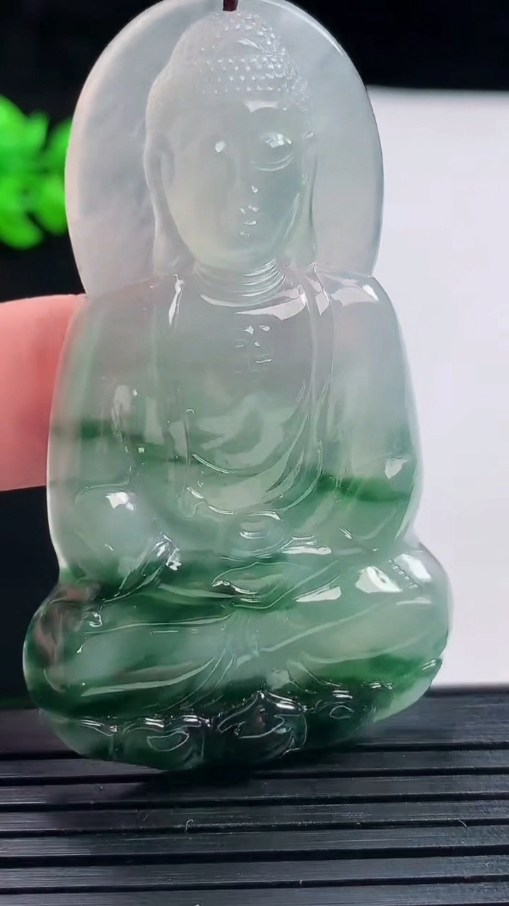 天然A货翡翠冰种飘花大日如来佛吊坠，尺寸61-36-5.2重量:20.88g
5月28日