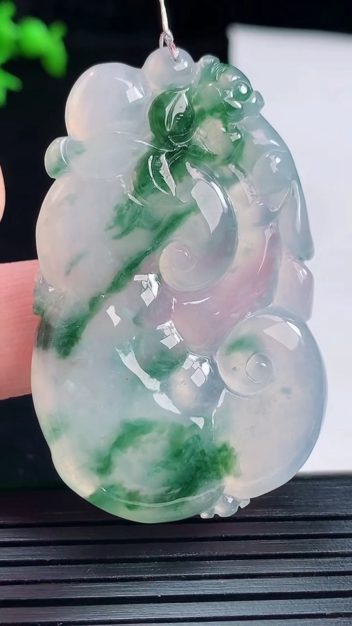 天然A货翡翠种飘花如意吊坠，尺寸52-33-5.2重量:20.40g
5月28日