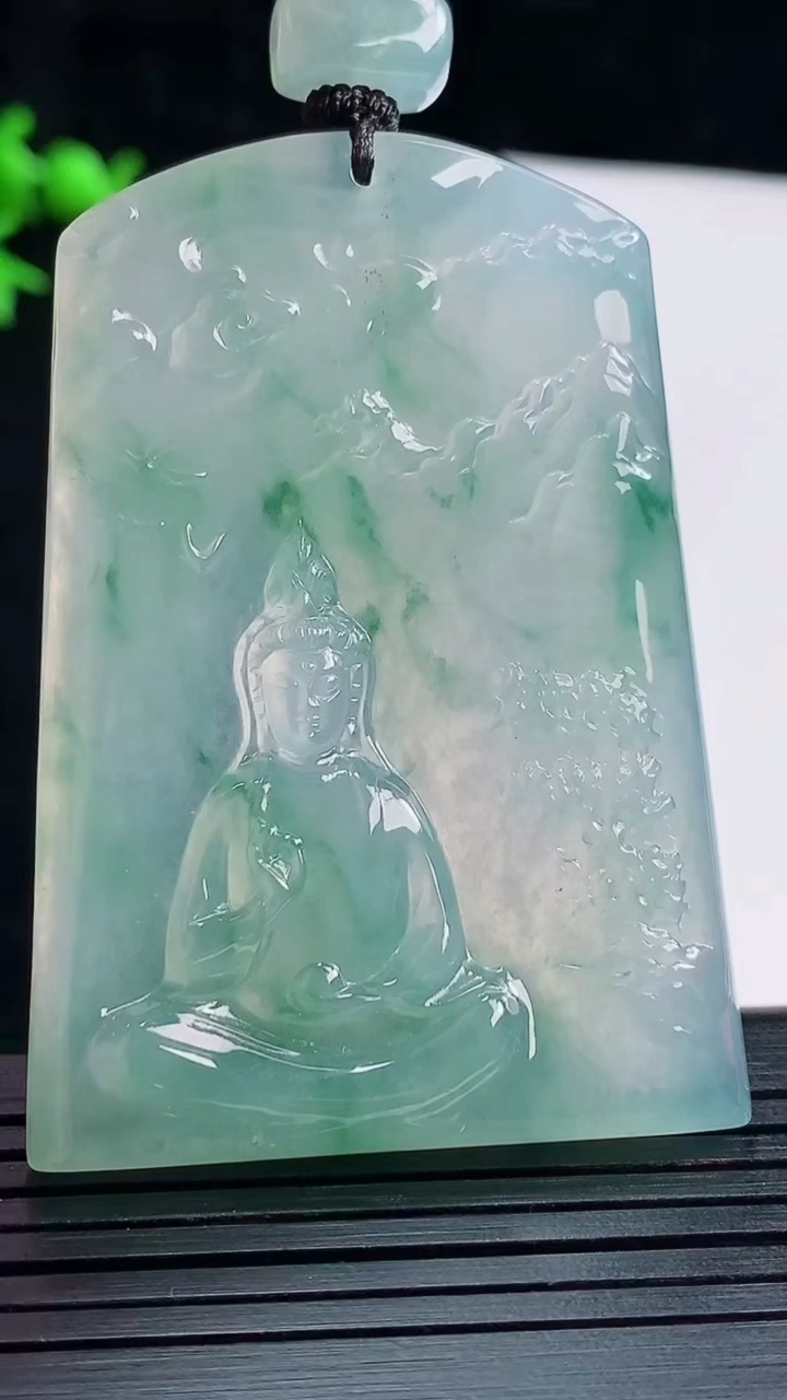 天然A货翡翠种飘花观音菩萨吊坠，尺寸56-40-5.5重量:37.57g
5月28日
