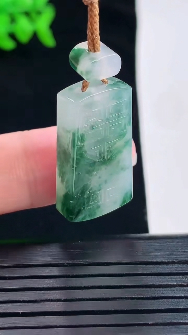 天然A货翡翠冰种飘花仿古无事牌吊坠，尺寸26-14-6重量:7.01g
5月28日