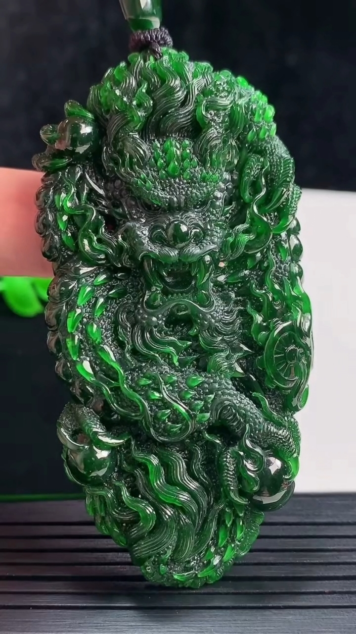 天然A货翡翠龙牌吊坠，尺寸78.5-39-10.5重量:46.98g
5月28日