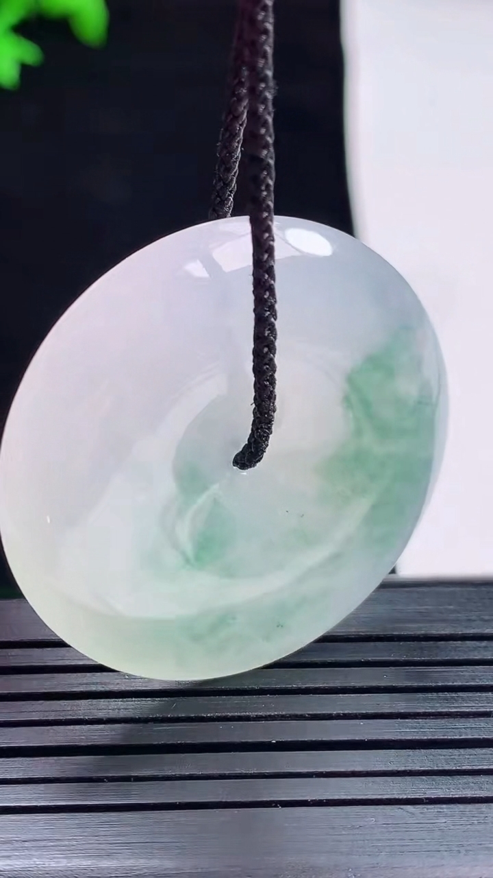 天然A货翡翠冰种飘花平安扣吊坠，尺寸36-5.5重量:14.88g
5月28日