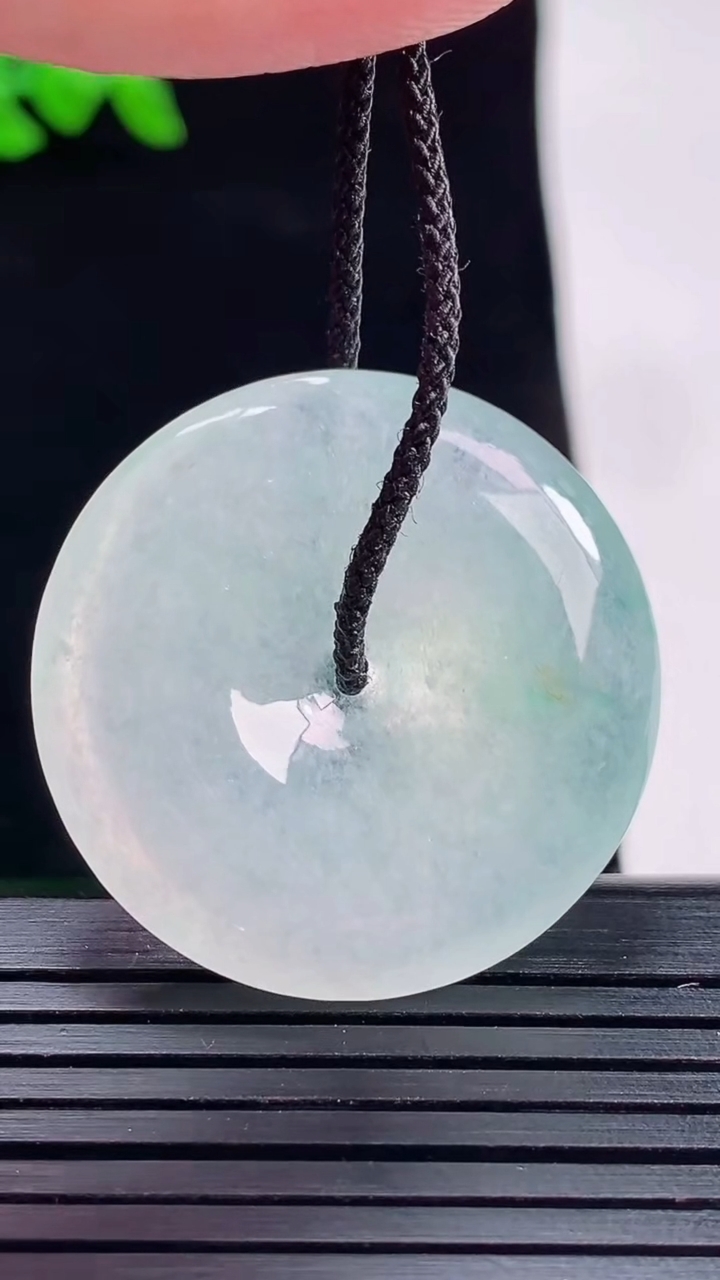 天然A货翡翠平安扣吊坠，尺寸31-5.5重量:11.30g
5月28日