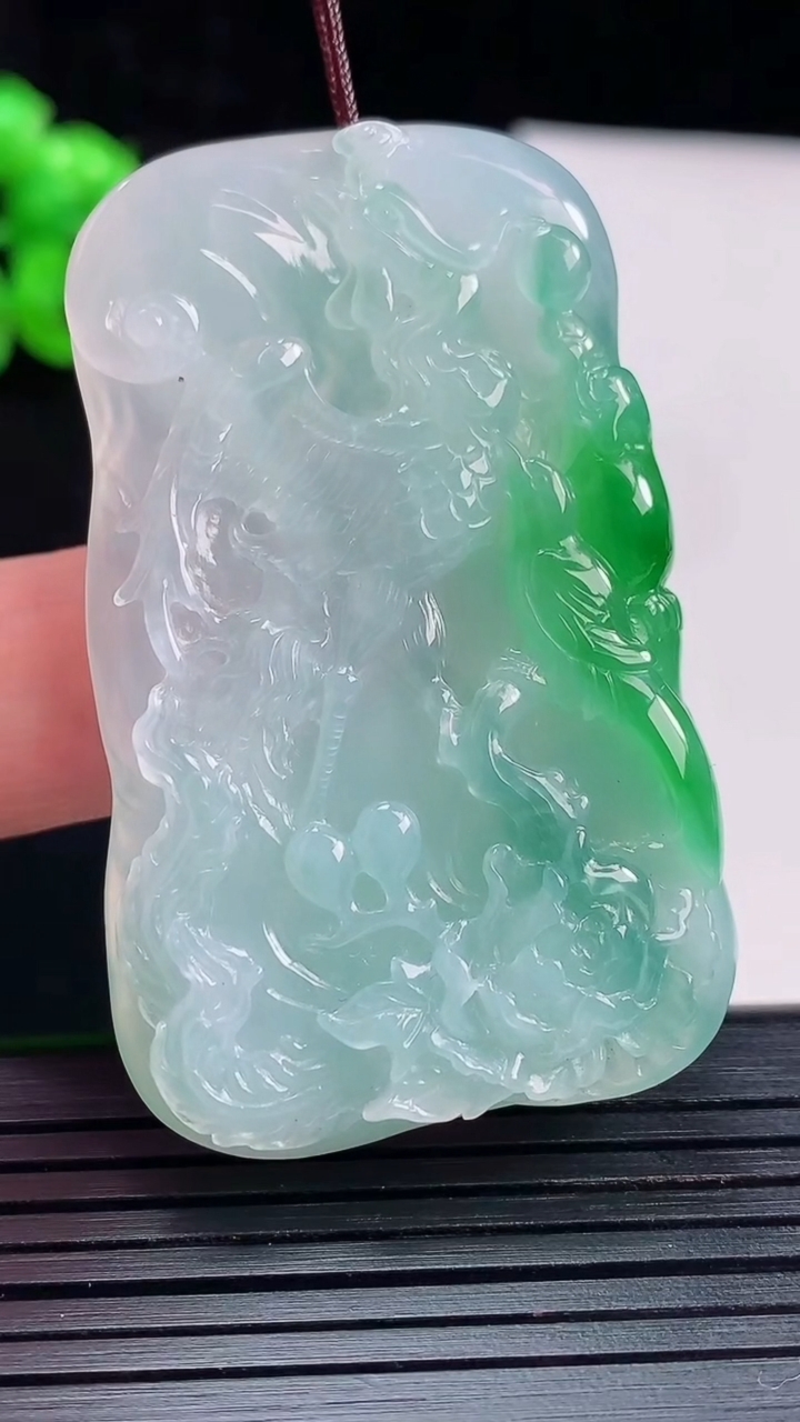 天然A货翡翠凤凰吊坠，尺寸52-32-7.2重量:23.25g
5月28日