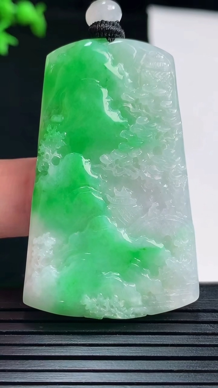 天然A货翡翠山水牌吊坠，尺寸50-31.8-6重量:24.54g
5月28日