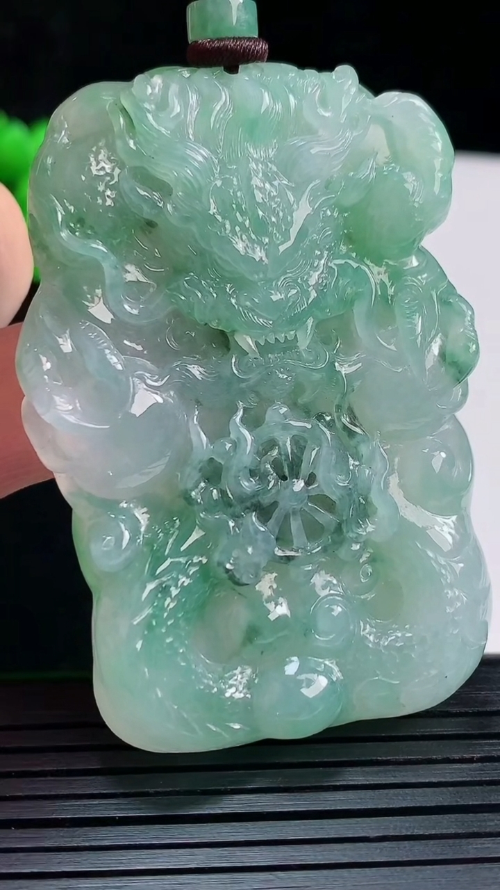 天然A货翡翠龙牌吊坠，尺寸60-42-8.5重量:50.30g
5月28日