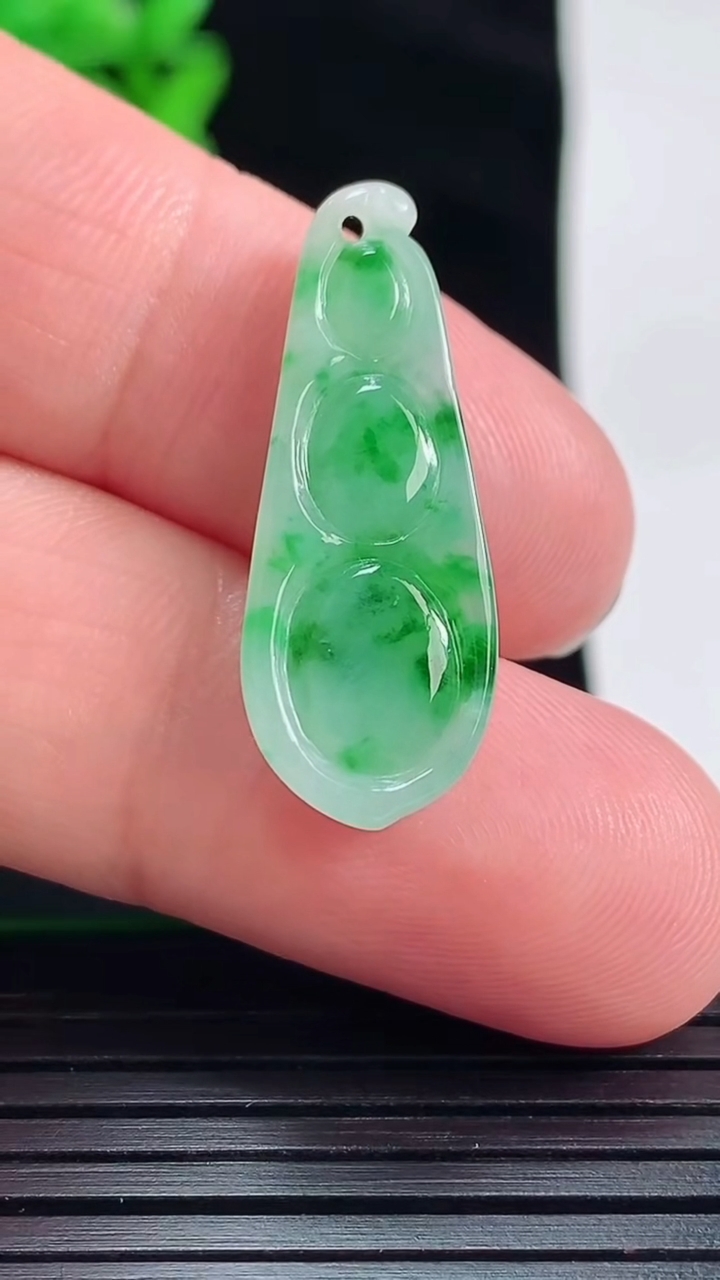 天然A货翡翠福豆吊坠，尺寸29-11-5重量:2.53g
5月28日