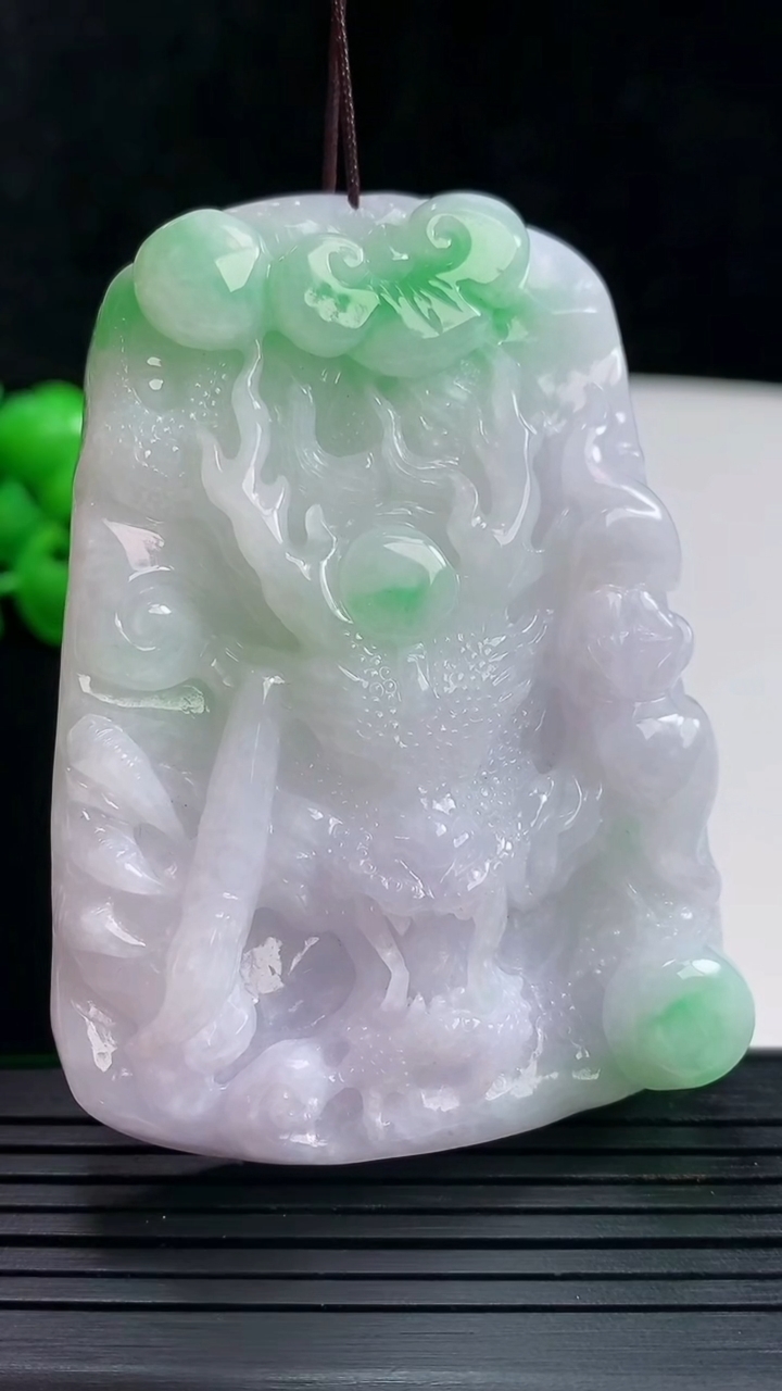 天然A货翡翠龙牌吊坠，尺寸66-48-13.5重量:85.25g
5月28日