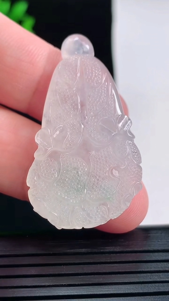 天然A货翡翠白菜吊坠，尺寸44-24-6重量:11.11g
5月28日