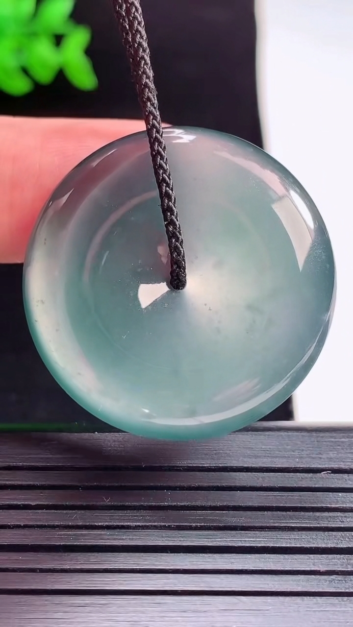 天然A货翡翠冰种蓝水平安扣吊坠，尺寸32-5.5重量:11.71g
5月28日