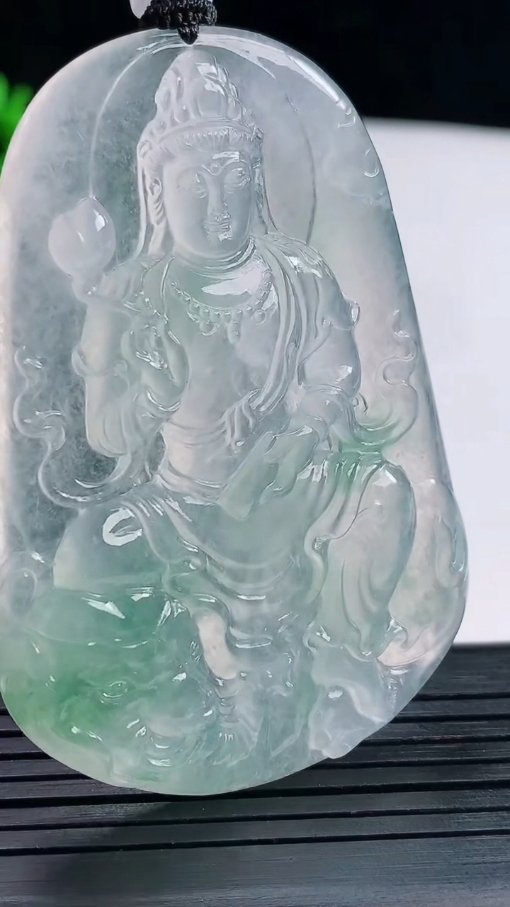 天然A货翡翠普贤菩萨吊坠，尺寸62-42-5.8重量:33.35g
5月28日