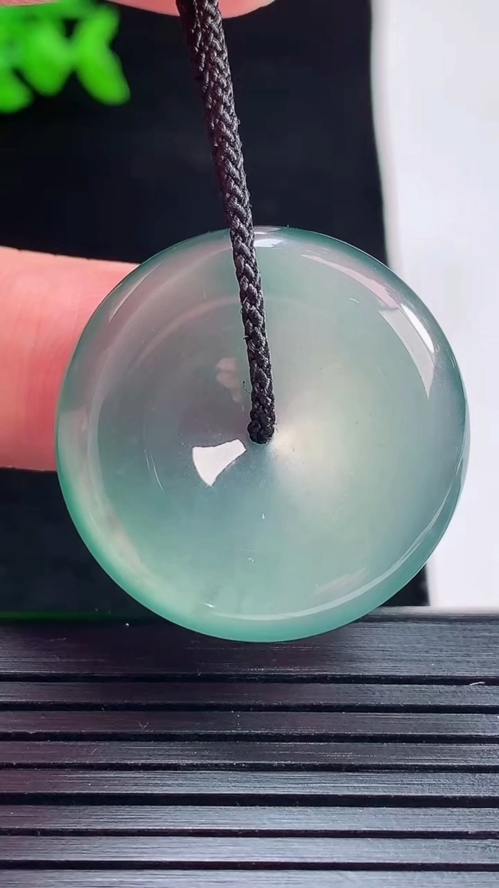 天然A货翡翠冰种蓝水平安扣吊坠，尺寸28-5重量:8.35g
5月28日