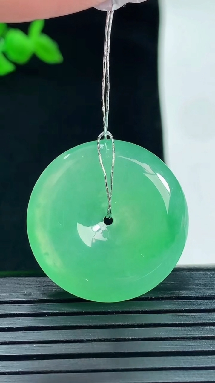 天然A货翡翠平安扣吊坠，尺寸25.5-5.8重量:7.55g
5月28日