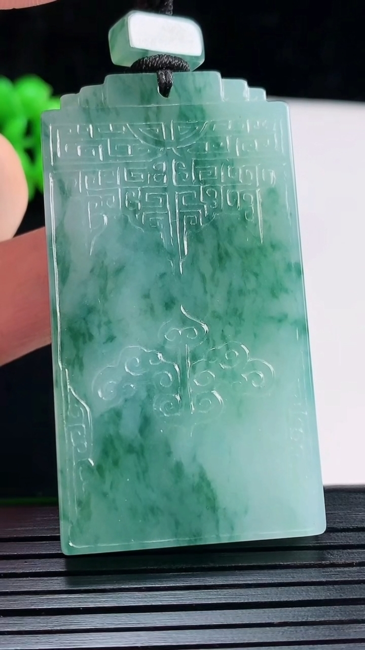 天然A货翡翠种飘花仿古无事牌吊坠，尺寸57.6-31-6重量:37.98g
5月28日