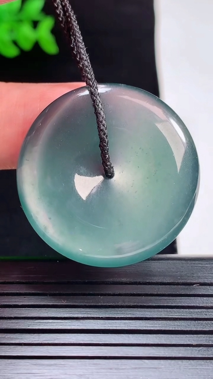 天然A货翡翠冰种蓝水平安扣吊坠，尺寸32-5.5重量:11.71g
5月28日