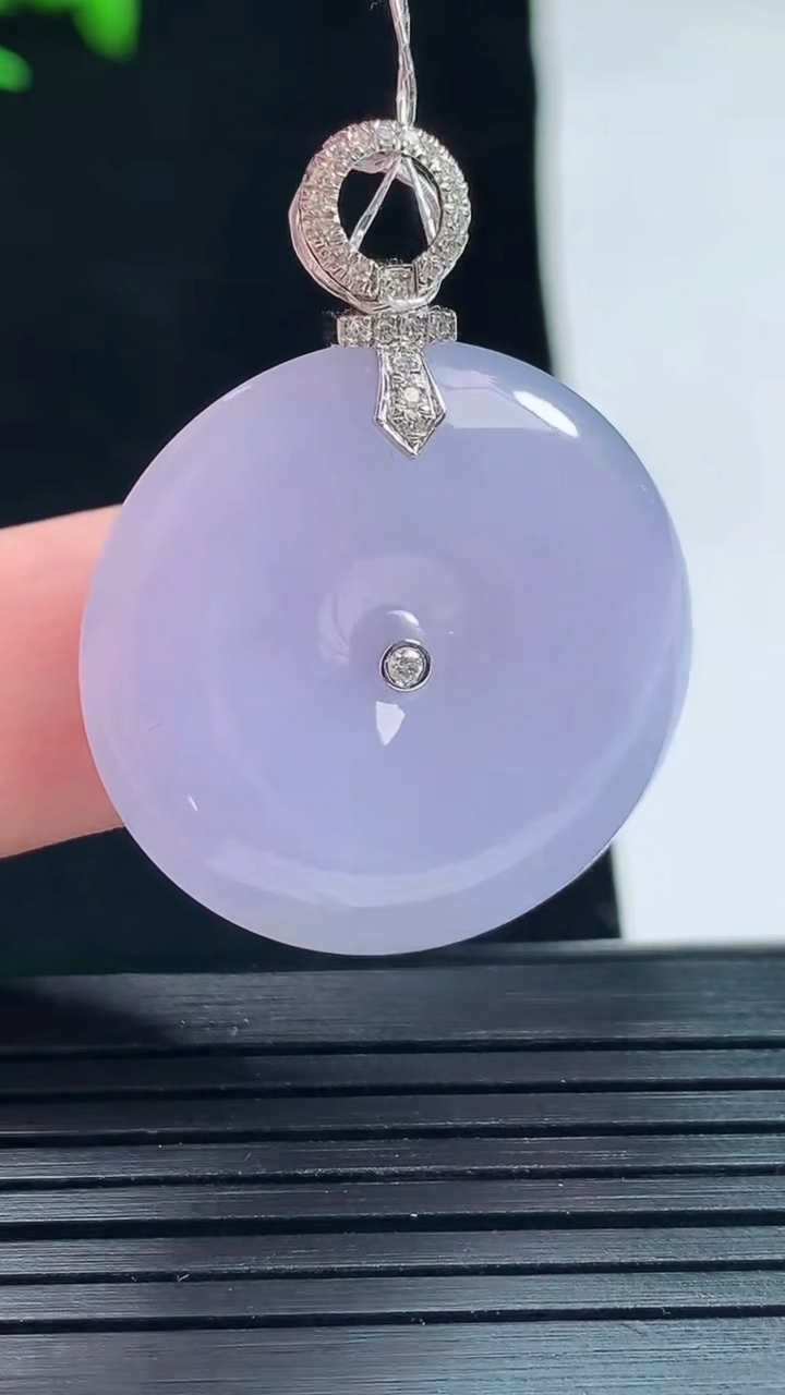 天然A货翡翠种紫罗兰平安扣吊坠，尺寸36.6-28-5.6重量:10.39g
5月28日