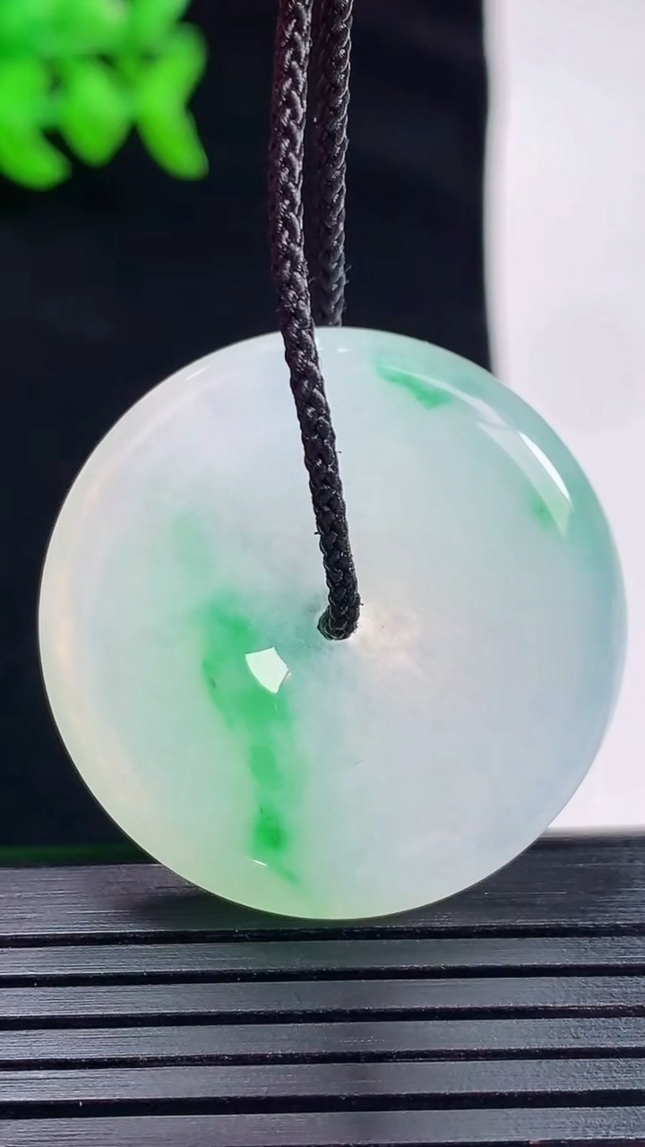 天然A货翡翠平安扣吊坠，尺寸31-5.2重量:11.25g
5月28日