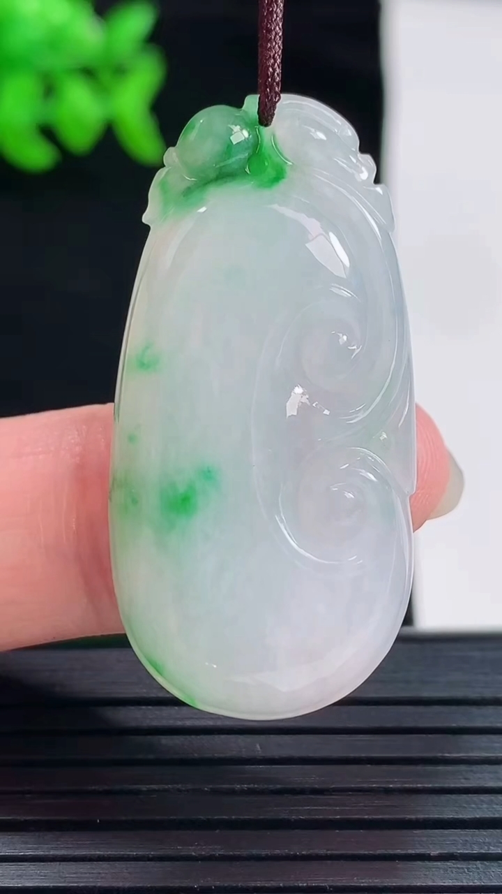 天然A货翡翠如意吊坠，尺寸38-19-5.6重量:7.91g
5月28日