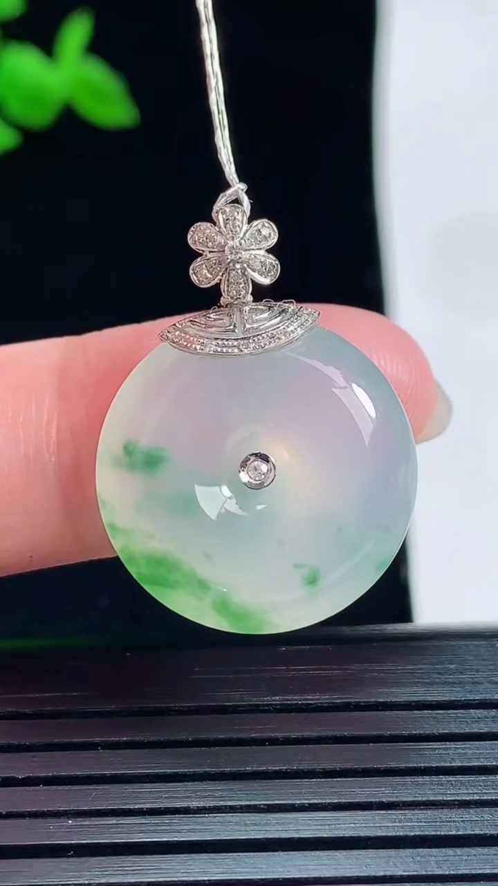 天然A货翡翠种飘花平安扣吊坠，尺寸26-19.2-5.6重量:4.92g
5月28日
