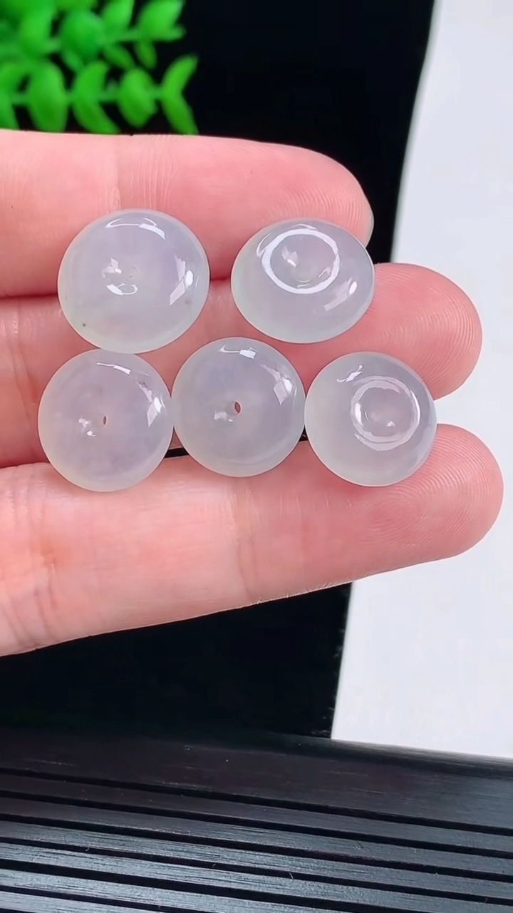天然A货翡翠平安扣吊坠一手，尺寸16-6.2重量:12.67g
5月28日