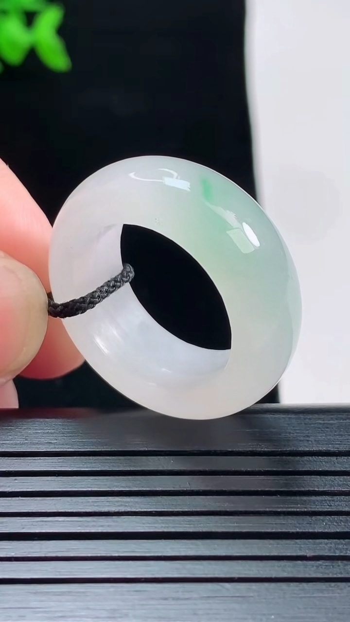 天然A货翡翠玉指环 戒指，尺寸19.5-9.2-4.5重量:9.77g2026年5月28日
工厂直销收藏佳品,种好水足，色泽均匀，有种有色，上手高大气！