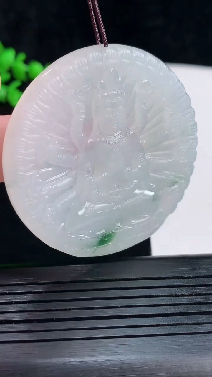 天然A货翡翠冰种飘花千手观音菩萨吊坠，尺寸49.6-5重量:28.77g
5月28日
