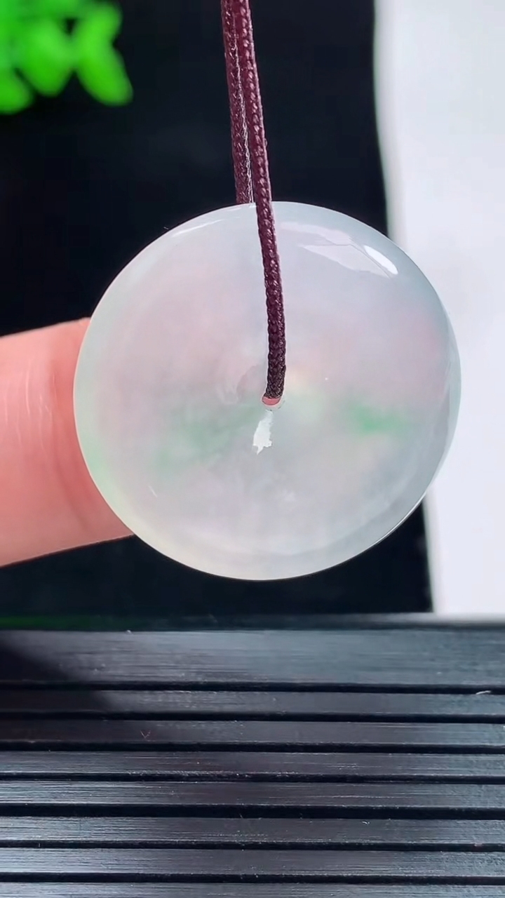 天然A货翡翠平安扣吊坠，尺寸24-5.2重量:6.34g
5月28日