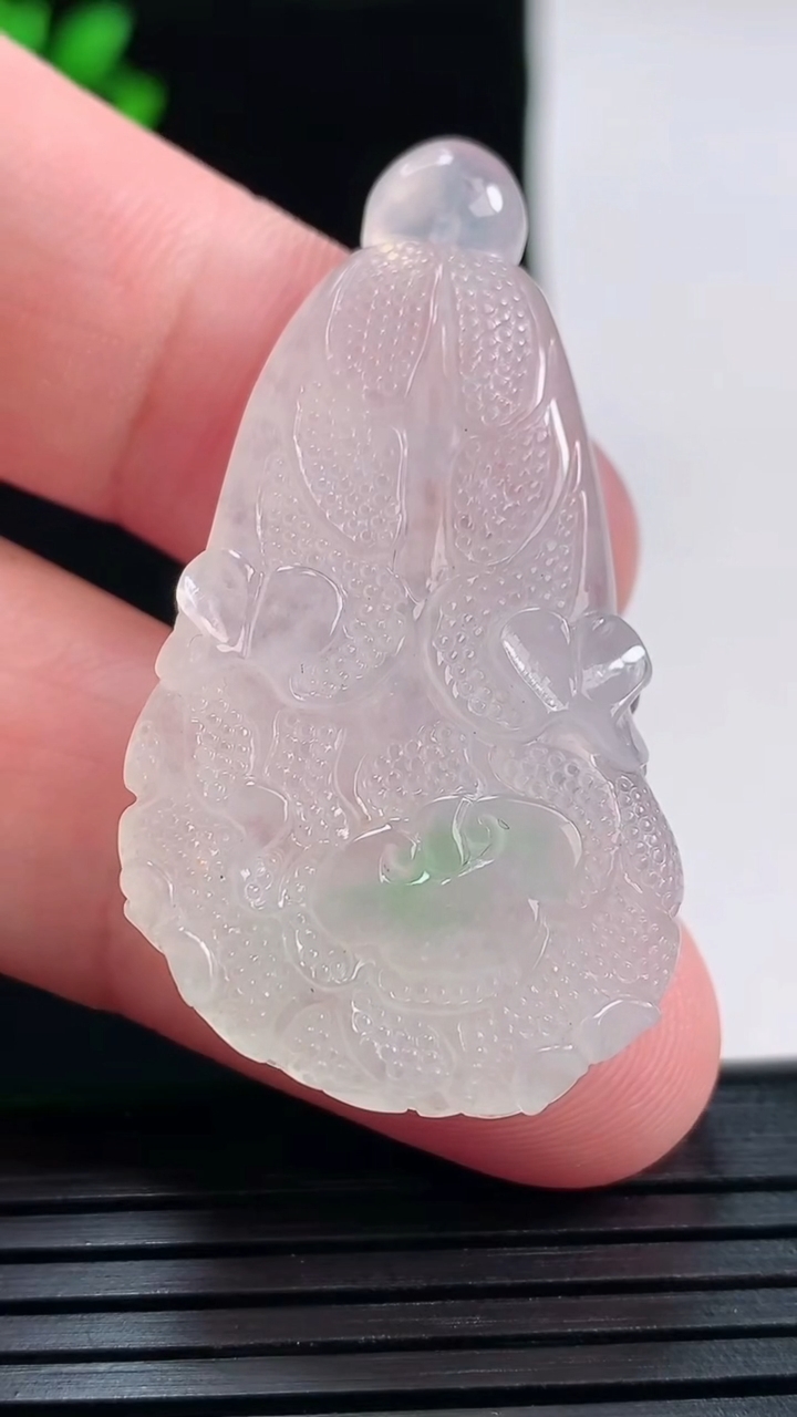 天然A货翡翠白菜吊坠，尺寸44-24-6重量:11.11g
5月28日