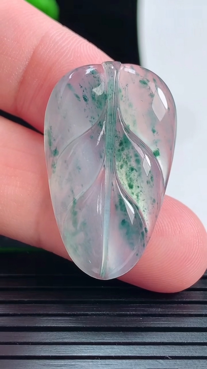天然A货翡翠冰种飘花金枝玉叶 叶子镶嵌件，尺寸34-20.8-3.8重量:4.48g
5月28日