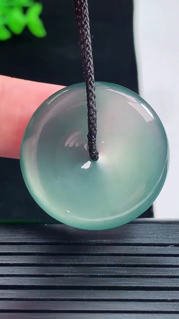 天然A货翡翠冰种蓝水平安扣吊坠，尺寸28-5重量:8.35g
5月28日