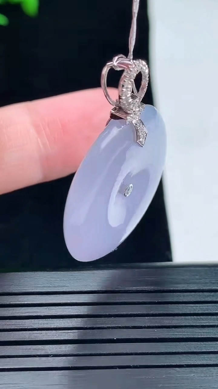 天然A货翡翠种紫罗兰平安扣吊坠，尺寸36.6-28-5.6重量:10.39g
5月28日