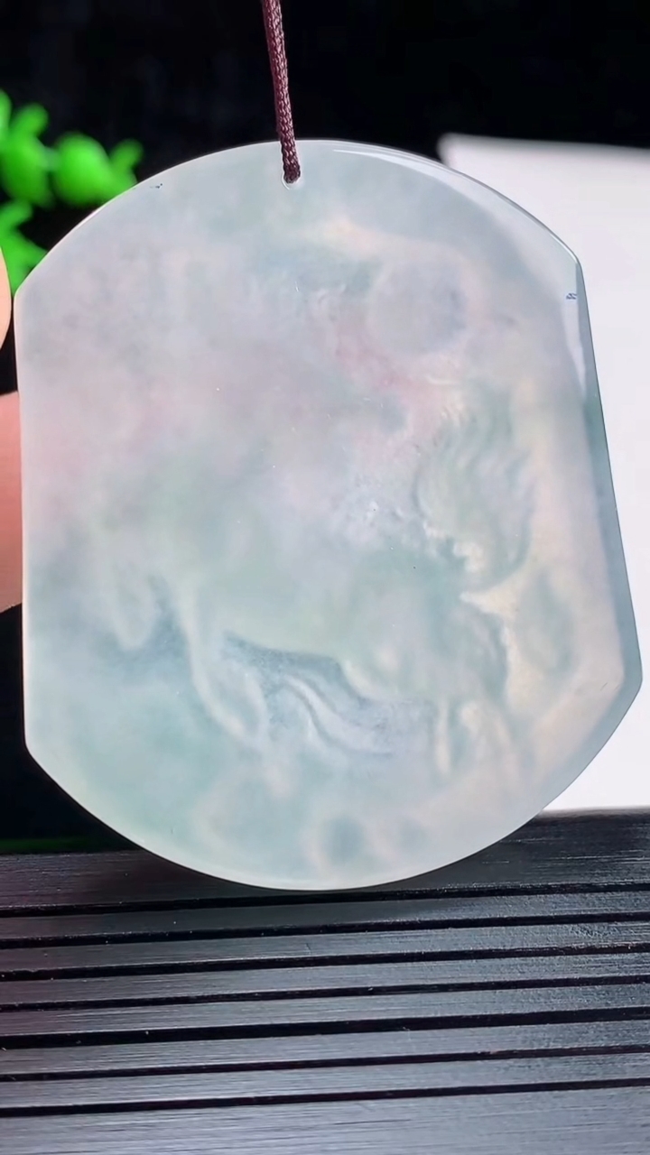 天然A货翡翠麒麟吊坠，尺寸50.6-43-6重量:27.40g
5月28日
